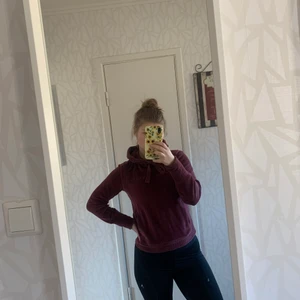 Championhoodie STL: S - En hoodie från champion i snygg färg! I storlek S och sitter bra på mig som är XS-S. Det finns muddar på ärmarna och i slutet på tröjan. Den är sparsamt använd och är i nyskick. Köparen står för frakten☺️