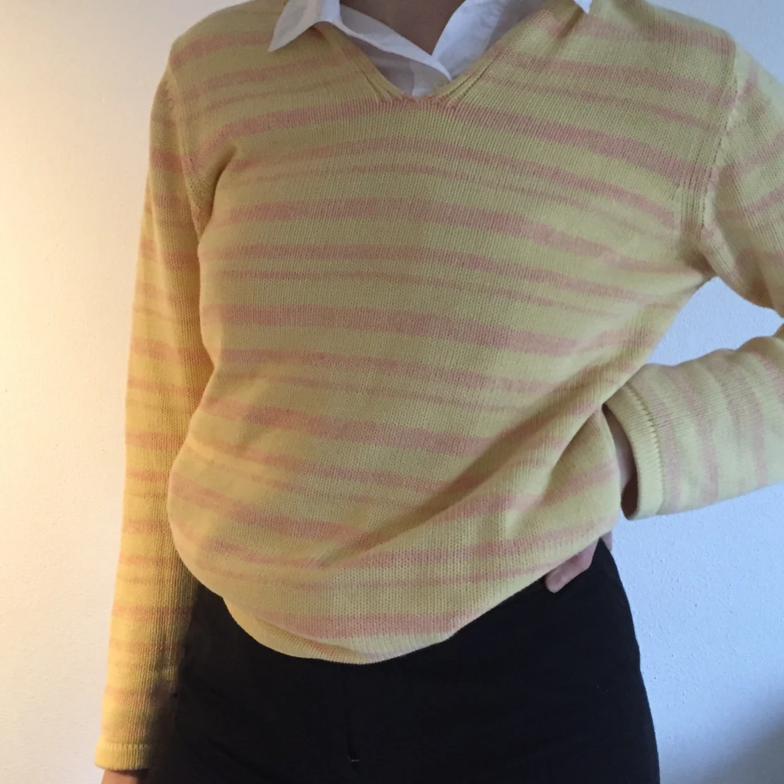 Ljust gul/rosa mönstrad pullover, 