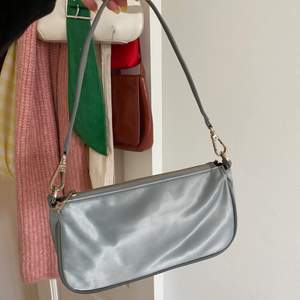 Superfin grå väska från Zara i silkes liknande material💕💕