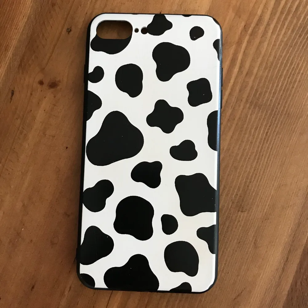 **NOTE: I AM SELLING TWO KO MOBILSKAL— THIS ONE IS PRE-OWNED AND A DIFFERENT PATTERN** Bought on Plick. Fits iPhone 7/8 Plus. Rubberised but not silicone. There’s a faint discolouration (probably self tan) and scratches on the case that the seller didn’t disclose. I can take closer pics. Want gone, hence the inexpensive price. Smoke and pet free storage space. Disclaimer: Please expect some general wear in all secondhand pre-owned items as they have lived a previous life, so do not expect a mint item.. Accessoarer.