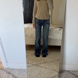 Diesel jeans - Jättefina lågmidjade jeans från Diesel. Köpta här på plick och säljer vid bra bud. Lite långa för mig som är ungefär 160. Buda privat🙌🏼 (sista bilden är lånad)