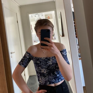 Off-shoulder topp - En somrig off-shoulder topp från Hollister. Ganska  croppad i modellen och i superfint skick! Säljer pga att jag inte får användning av den längre. Frakten ingår ej i priset💚