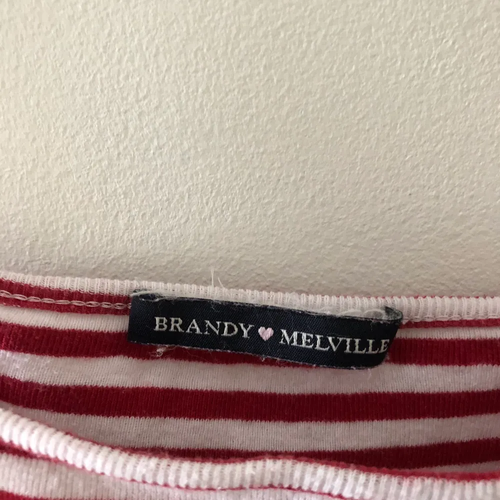 Säljer mitt supergulliga linne från Brandy Melville! Perfekt till sommaren 🤗 Banden är insydda då de var för långa förut. . Toppar.