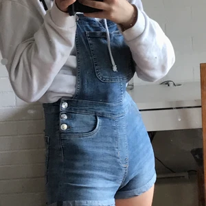 Korta hängelbyxor HM strl 38 - Ett par hängselbyxor o strl 38. Är använda och dessutom gjorda i stretch-tyg o det är gjort att tyget töjts ut o blivit ”bubbligt” på vissa ställen. Säljer för att de är för små, köparen står för frakt (:Pris är förhandlingsbart