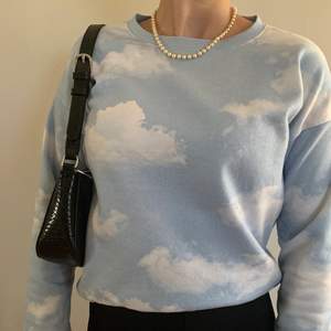 Gullig ljusblå sweatshirt med moln☁️ strl 146/152 GIRL men passar som XS🤍säljs då den blivit för liten! (lite nopprig)pris kan diskuteras, kan möta upp i Varberg eller Göteborg annars står köpare för frakt🤍