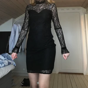 Klänning - Svart klänning från Bubbelroom (Chara Forthi) i storlek xs. Köpt för 500kr (tror jag), säljer för 200+frakt. Sjukt fin och i jätte bra skick, nästintill oanvänd, säljer pga att jag inte använder. Hör av er vid intresse eller frågor!!🥰✨