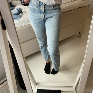 Blåa Levis 501  - Blåa Levis 501 jeans vilka tyvärr inte gör sig rättvisa på mig då dem är för stora. Kan frakta eller mötas upp beroende på vart du bor, pris kan diskuteras 💙