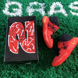 Nike Kyrie 2  - Nike kyrie 2 basket sko. Använda. Släpptes 2015 svåra att få tag på. Behöver ny laces. Pris 400kr. Size 41 / us 8.