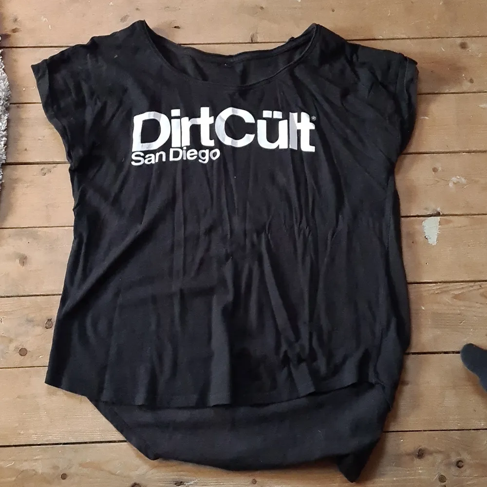 Säljer min dirtcult T-shirt som knappt är använt. Är i storlek l, men är mer m. . T-shirts.