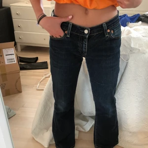 Levi’s jeans - Lågmidjade mörkblåa bootcut jeans från Levi’s. Säljer på grund av att jag tycker de är lite korta på mig. Köparen står för frakten💓