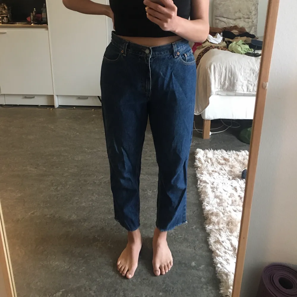 Supersköna mom jeans, avklippta nertill 💐. Jeans & Byxor.