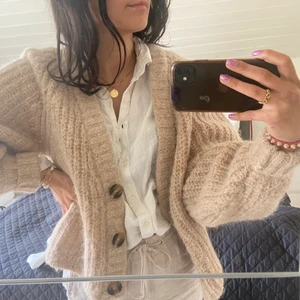 Beige vårigkofta - Beige vårig kofta! Storlek M (passar mig som är en S). Väldigt fint skick!  Nypris : 599 kr