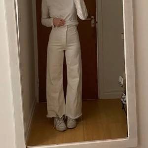 Zara jeans, vita high waist  - Jeans från zara, de är lite kortare i benen och wide leg