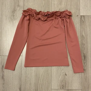 Off shoulder blus - Lilarosa off shoulder blus, storlek S. Aldrig använd därav prislappen på! 