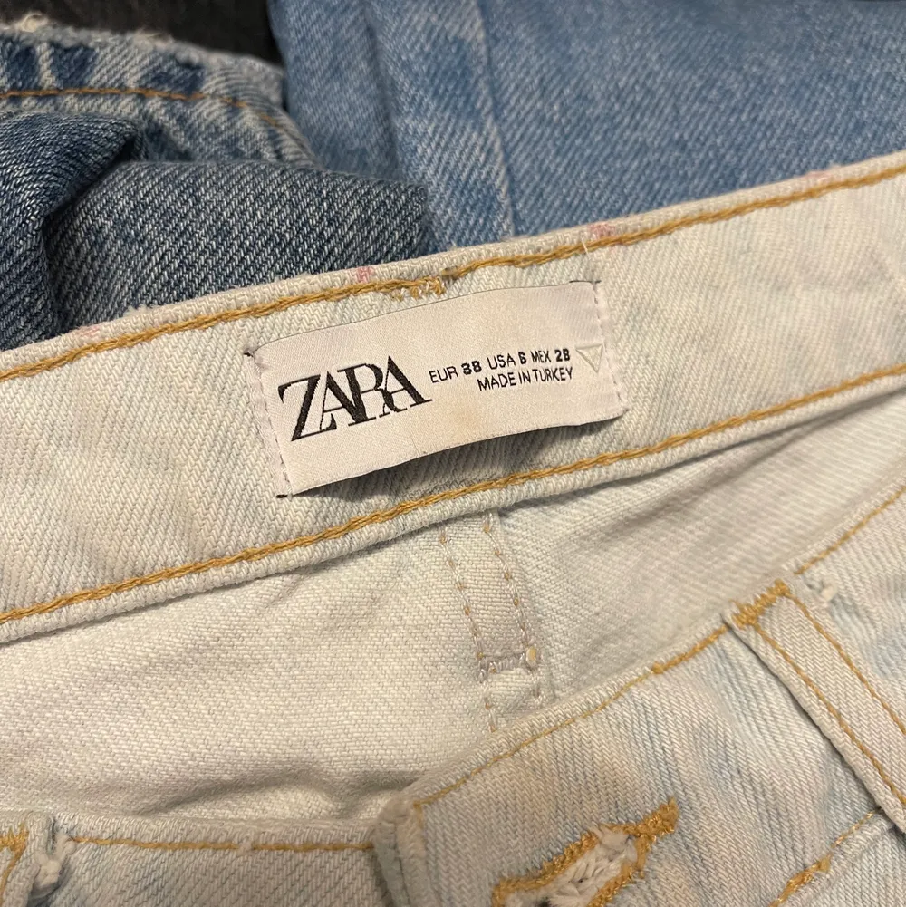 Säljer mina älskade zara jeans som inte används :/// De hr en slits längst ner o så fin färg nu till sommar/vår💕💕 Storlek 38 men passar även 36! Helt slutsålda på webb o i butik. Första bilden är inte jag, andra är jag och jag är 176cm💕. Jeans & Byxor.