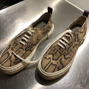 Eytys X Hm sneakers - Ett par najs sneakers från HMs dropp med Eytys. Ormmönstrade och med snörning. Storlek 40. Kan mötas upp i Stockholm eller leverera men då står köparen för frakten!