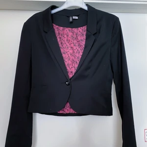 Kort kavaj - En kort kavaj, perfekt till högmidjade byxor! Nästintill oanvänd, fick i present men har tyvärr inte använts. Hör av dig om du vill se fler bilder! 