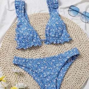 Shein bikini - Asss snygg bikini från shein som tyvärr var lite för liten för mig (endast testat överdelen)🥺, Helt i nyskick och skickas i påsen den kom i.💘
