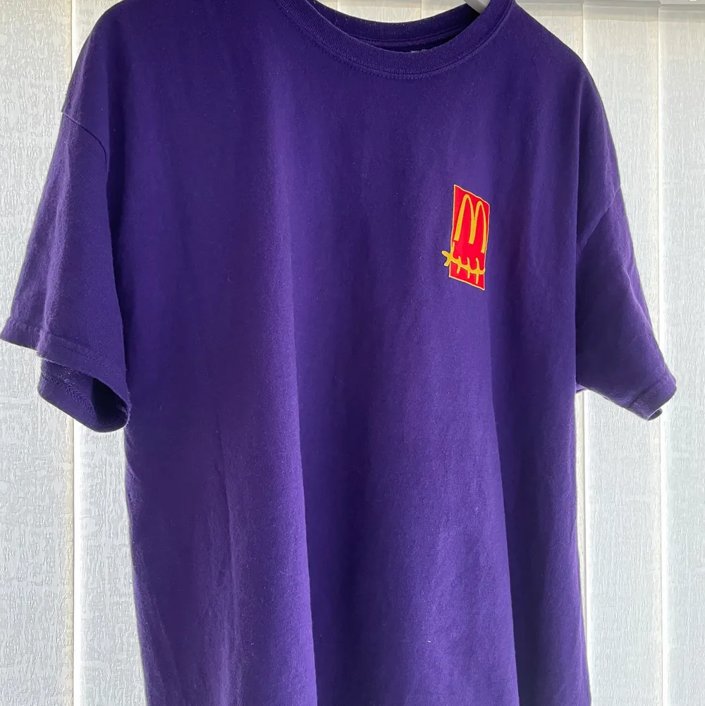 Säljer min Travis Scott Mcdonalds Action Figure T shirt. Köpbevis finns och den är i 10/10 skick. Storlek Large med sitter som en lite pösigare medium.. T-shirts.