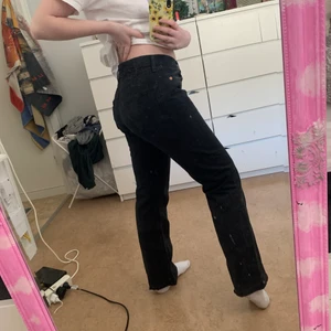 Svarta Levi’s - Svarta Levi’s. Superbra skick och inte alls urtvättade. Sitter suveränt. 