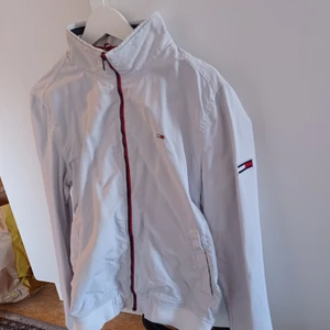 Tommy Hilfiger Vårjacka strl M - Nytvättad och inga som helst täcken på användning. Kontant eller överföring till Swedbank. Tar ej swish! 