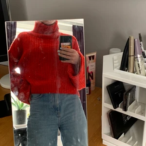 stickad tröja  - jättefin stickad tröja från ginatricot i vacker röd ❤️ storlek S men är gjord för att sitta stort. cropped och har en polokrage. 🥰