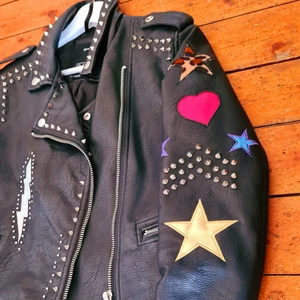 Jacka - En härlig skinnjacka med glada färger i nytt skick användt den 2 ggr ,. Str M 