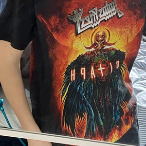 Judas Priest band t-shirt - Skit cool judas priest tshirt. Storleken är M men passar mig som har S i dam. Skit snygg med ett par jeans och snygga skor. Cond på tröjan skulle jag säga är 8/10.