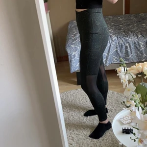 Träningstights storlek L/M/S - Jättesköna träningstights i fint mönster från Newbody som jag inte fått någon användning för!! 💕 på höger sidan finns en ficka och vid knävecken är det nät, det står att de är i storlek L men sitter perfekt på mig som brukar ha S/M (ca 175 cm), väldigt fint skick!! 60 kr + frakt💕