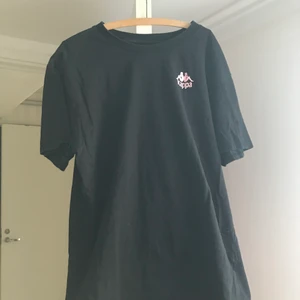 Kappa T-shirt Storlek XL - Säljer min Kappa T-shirt på grund av ingen användning. Knappt använd därav fint skick. Köparen står för frakt:)