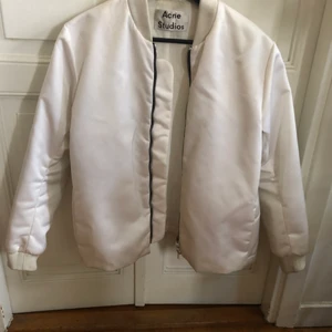 Acne jacka - Acne jacka, lite sliten i kragen och armarna men det går säkert att tvätta bort! 