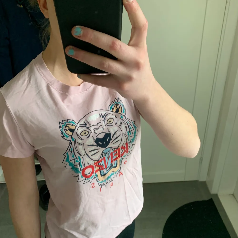 En fin t shirt i rosa från kenzo, säljer pågrund av får ingen användning av den. T-shirts.