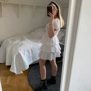 Zara klänning - (Lånade bilder) Skitfräsch klänning från Zara som är perfekt till studenten!! Storlek M, aldrig använd, prislapp finns kvar! Buda i kommentarerna från 300kr! Köpare står för frakt