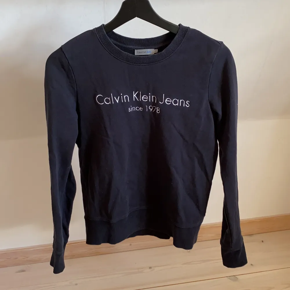 Säljer denna svarta tröja från Calvin Klein. Passar en xs. Fint skick . Tröjor & Koftor.