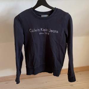 Säljer denna svarta tröja från Calvin Klein. Passar en xs. Fint skick 