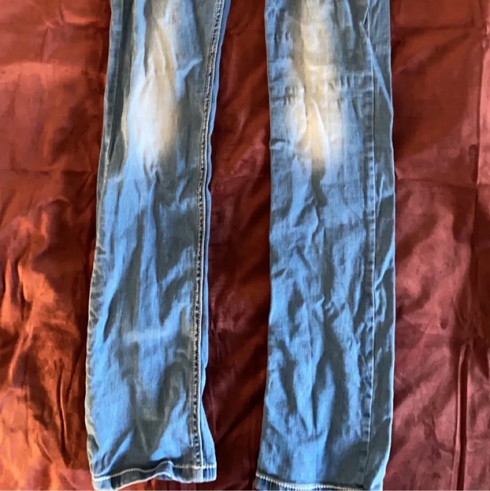 Ett par lågmidjade, raka, ljusblå true religion jeans🤎 använt skick därav priset men så häftiga🤍 priset går att diskutera vid snabba affär :). Jeans & Byxor.