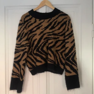 Stickad zebra tröja  - Jättefin stickad zebra-mönstrad tröja i super mjukt och skönt material. Köpt från hm för cirka 250kr. Storlek XS men skulle även säga att den passar S då ärmarna är långa osv. :)