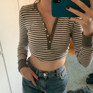 Ribbad tröja  - Ribbad tröja från abercrombie, går att vika upp! Den är i barn storlek men passar xs/s!!🤍