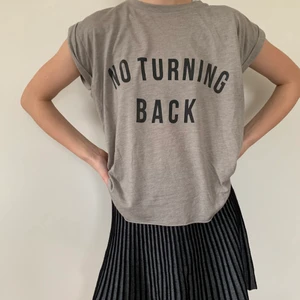 Muscle tank top med tryck från Glorify Apparel - Snygg khakifärgad/gröngrå tank top med korta ärmar och snyggt tryck från Glorify Apparel🌞 65% polyester, 35% viskos