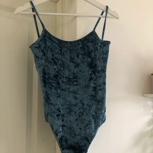 Body i sammet - Mörkturkos body i sammet, ganska öppen rygg. Inget på plagget säger vilket märke men säljer för 80 kr + 24 kr i frakt! Storlek är också otydligt men skulle säga att den är en XS!💗. Kontakta för mer bilder eller info💓
