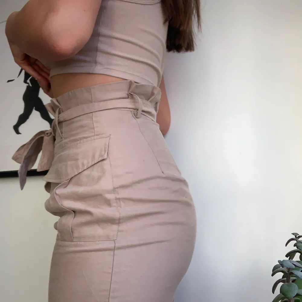 En beige lite militär inspirerad kjol från hm köpt förra sommaren, då den tyvär e för liten kan jag ej använda den mer:(. Kjolar.