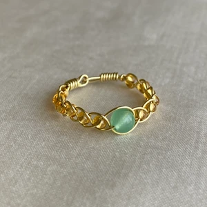 Ring ädelsten - Handgjord ring med ädelstenen Jade 🧞🔮.                                      Betydelse: Jade är känd för sina helande energier, och den läker bland annat undertryckta känslor som har en negativ påverkan på vårt liv. Det är också en kristall som hjälper oss att bli av med skuld, och som kan hjälpa oss att skapa bättre relationer inom familjen eller arbetsplatsen. (Beksrivning hämtad från lotusblomman.nu 🧘‍♀️).  Kan göra önskad storlek!