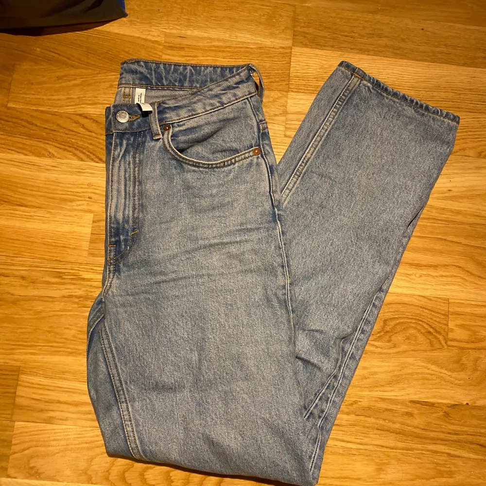 Jag säljer ett par supersnygga jeans från weekday i modell voyage (straight, high waist), i storlek 27/32 och färgen ”pen blue”. De är i mycket fint skick, och har endast använts runt 10 gånger. Nypris var 500kr. Jag behöver tyvärr sälja då de är för små, men hoppas att de kan få en ny ägare. Skriv gärna ett meddelande om ni vill ha mer info, funderingar eller se fler bilder!💕 jag kan också ändra frakt till icke spårbar om ni vill ha lite billigare! . Jeans & Byxor.