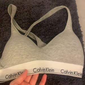 Calvin klein  - Säljer en Calvin Klein i storleken S ❤️kan fraktas eller mötas men annars står köparen för frakten 