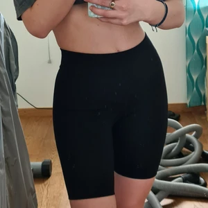 Cykelbyxor - Svarta cykelbyxor från Hanna Licious kollektion med nakd. Storlek XS. Köpare står för frakt🥰