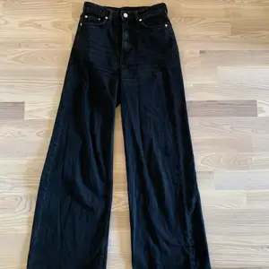 Snygga svarta jeans från weekday, använda få gånger. Säljer då de är lite små för mig, bra i längden för mig som är 1,68. Nypris 500kr