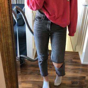 Jeans - Säljer dessa skitballa jeans från zara som nästan aldrig har använts. Egengjorda hål är det dock med de är bra gjorda. Säljer dem för att de är för korta💗 100kr exlusive frakt.