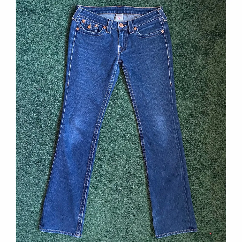 Superfina true religion jeans med lite bootcut, inga täcken på användning. Dom är förstora och för långa för mig. Jag är 161 cm och har midjemått 63 cm, höftmått 80 cm. Fraktinfo står i bion🤩. Jeans & Byxor.