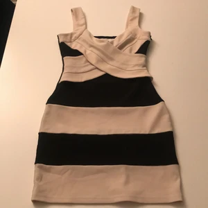 Klänning  - Klänning svart och beige 