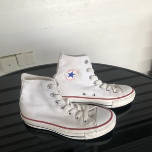 Vita converse  - Vita höga converse i storlek 36. Använda ett fåtal gånger, fint skick!🖤 Frakt tillkommer. BUD FRÅN 200kr!🖤